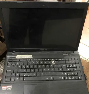 Laptop hecha trizas usada para hostear el primer servidor de Trankilómetros